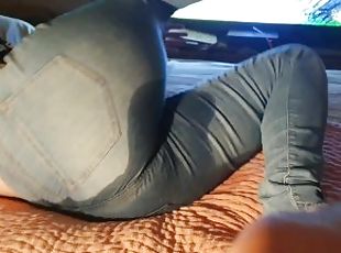 ? Lazy Girlfriend Pissing Herself in Tight Jeans Watching TV!