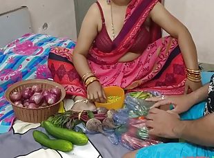XXX Bhojpuri Bhabhi selling vegetables showing off her thick nipples laughed at the customer!