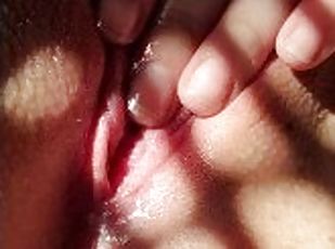 clitoris-bagian-atas-vagina-paling-sensitif, mastubasi, vagina-pussy, amatir, permainan-jari, cantik, seorang-diri, basah