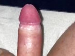 Hombre cachondo gimiendo mientras se masturba viendo porno escondiido